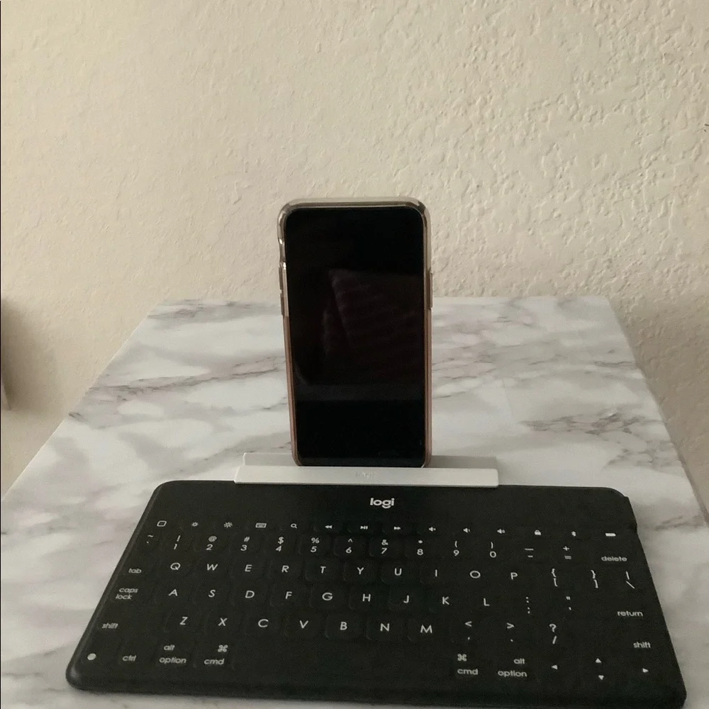 Logitech Keys-To-Go Keyboard for iPhone, iPad, & Apple TV Design - Black